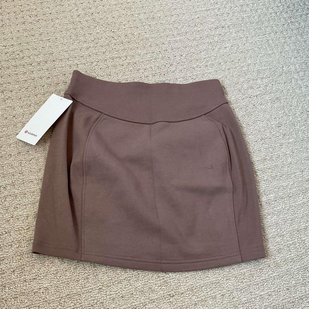 Lululemon scuba taupetastic  skirt size medium nwt - Picture 2 of 2